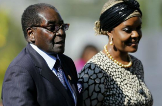 Vợ chồng Tổng thống Zimbabwe đang nắm giữ bao nhiêu tài sản?