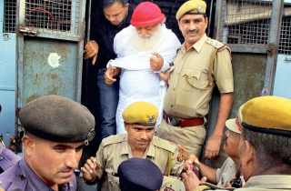 Bộ mặt thật đáng ghê tởm của giáo sĩ được hàng triệu tín đồ sùng bái