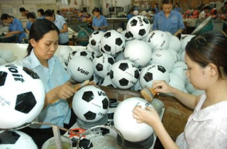 Công nhân trên 35 tuổi thất nghiệp: Ai để FDI lách luật?