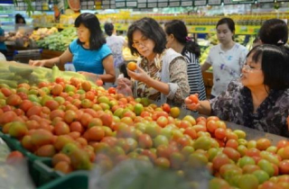 Tăng thuế giá trị gia tăng lên 12%: Dân nghèo chịu thiệt?