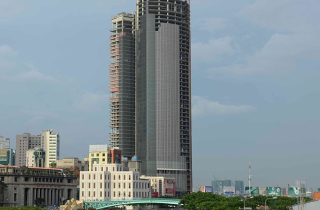 Cao ốc ‘vàng’ bị siết nợ, khách hàng ra sao?