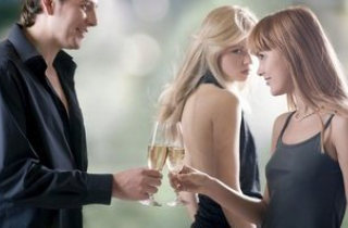 Cùng là phụ nữ, sao cứ phải nhón chân vào hạnh phúc của nhau?