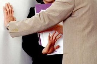 Quấy rối tình dục tại nơi làm việc: Cần phá vỡ sự im lặng!