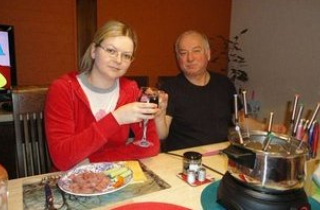 Gói quà khả nghi từ người phụ nữ đã hạ độc cựu điệp viên Skripal?