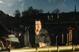 Ánh sáng chói lòa và khoản tiền đen