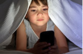 Nguy cơ con trẻ xương giòn vì cha mẹ không quản lý điện thoại