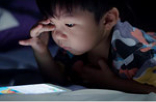Trẻ dưới 1 tuổi không nên tiếp xúc màn hình