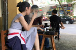 Lo thuốc lá điện tử 'tấn công' học sinh