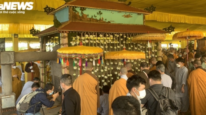 Đưa tro cốt thiền sư Thích Nhất Hạnh về Tổ đình Từ Hiếu