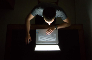 Thức khuya chơi điện tử, nam thanh niên 23 tuổi đột ngột tử vong