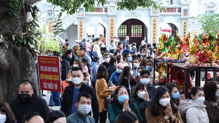 Vạn người chen chân xin làm 