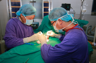 Nam sinh viên Hà Nội bị vỡ tinh hoàn khi chơi đá bóng