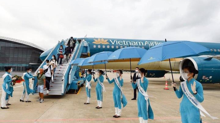 Những du khách quốc tế đầu tiên đến Việt Nam sau khi mở cửa du lịch