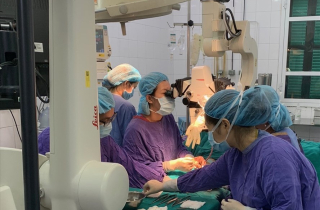 Trèo cây, bé 9 tuổi bị lột hoàn toàn da dương vật do tụt quá nhanh