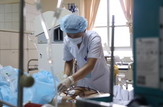 Bác sĩ trẻ ở Hà Nội đột quỵ khi đang đá bóng