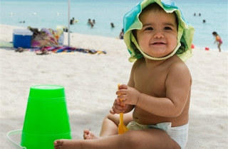 Cách giữ trẻ khỏe mạnh trong kỳ nghỉ lễ đầy nắng