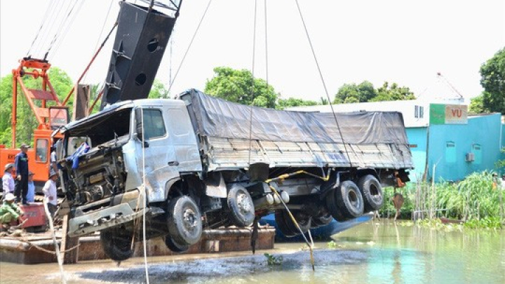 Sau 1 lần gãy cần cẩu, xe tải gây sập cầu BOT được trục vớt thành công