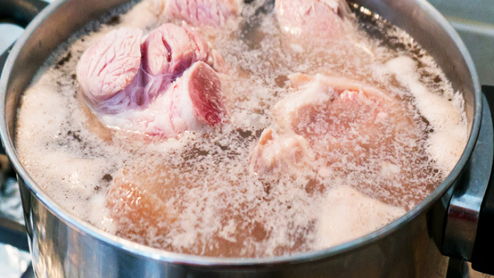 Nên luộc thịt bằng nước sôi hay nước lạnh?