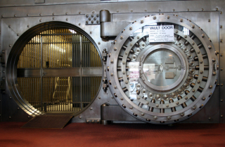 Cuộc đấu trí bảo vệ tiền giữa ngân hàng Mỹ và những tên cướp