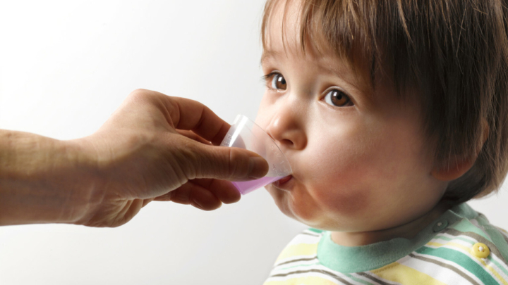 Cách dùng thuốc paracetamol hạ sốt an toàn cho trẻ nhỏ