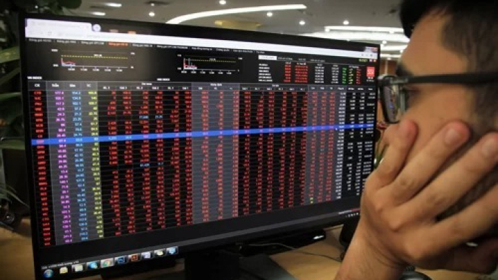 Giá cổ phiếu lao dốc dù ngân hàng báo lãi lớn