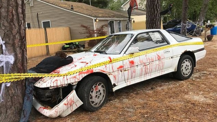 Mừng Halloween quá đà, cặp vợ chồng bị hàng xóm báo cảnh sát