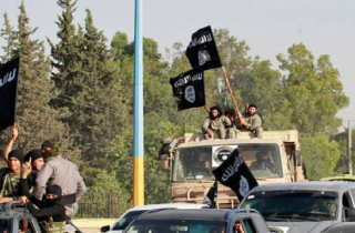 Syria: IS cướp trắng thị trấn chiến lược từ tay đối thủ