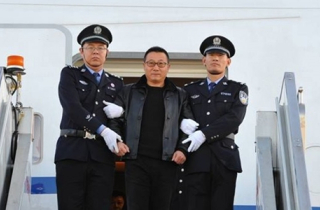 Trung Quốc thuyết phục nghi phạm tham nhũng về nước như thế nào?