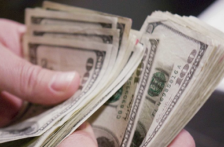 Sai lầm cần tránh khi tiêu tiền thưởng cuối năm