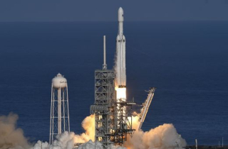 Tỉ phú Elon Musk phóng thành công tên lửa mạnh nhất thế giới