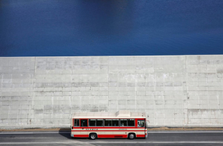 An tâm và thở dài sau tường chắn sóng thần