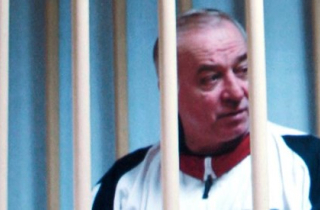 Bí ẩn 4 giờ tắt điện thoại trước khi bất tỉnh của cha con cựu điệp viên Nga