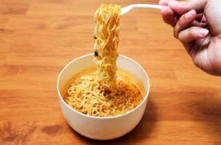 Hậu quả bạn không ngờ tới nếu ăn mỳ tôm trong 1 tháng