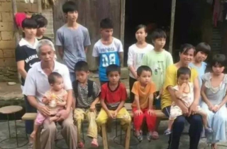 Trung Quốc phạt 11 quan chức vì cho phép một gia đình sinh 15 con