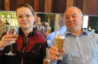 Hành trình bác sĩ Anh cứu cha con cựu điệp viên Nga khỏi cửa tử