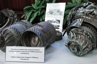 Nga trưng các mảnh vỡ, mang tên lửa “xịt” liên quân Mỹ tấn công Syria về nghiên cứu