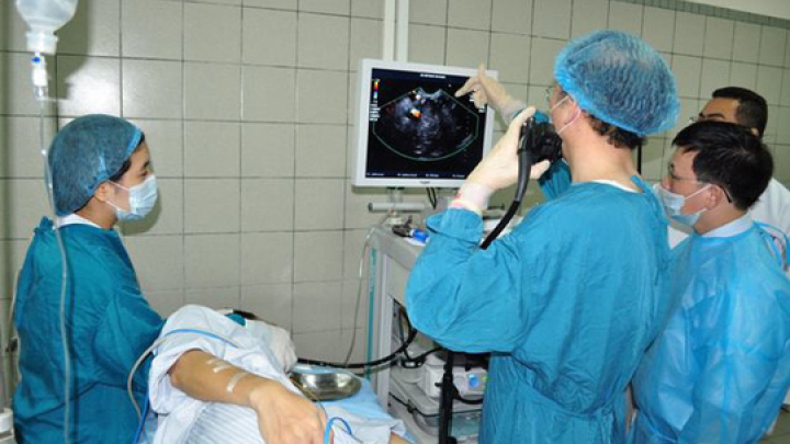 Nam thanh niên mang khối u gan 