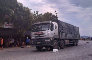 Bị xe tải cuốn vào gầm, mẹ và con gái 8 tuổi chết thảm