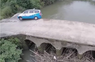 Nữ tài xế Trung Quốc bỏ mạng vì mắc mưu hai tên cướp