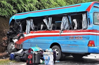 Xe chở đoàn từ thiện lao vào vách núi, hai người chết