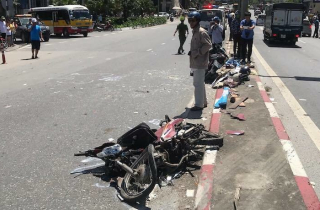 Xe khách tông hàng loạt xe máy, hai người chết