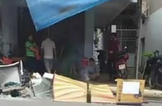 Đang đi xe máy, người đàn ông bị trụ điện đổ đè chết ở Đồng Nai