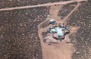 11 đứa trẻ bị bỏ đói giữa sa mạc Mỹ được huấn luyện tấn công trường học