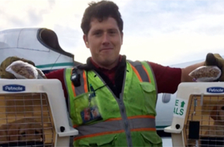 Cuộc sống hạnh phúc của nhân viên Mỹ trước khi ăn cắp máy bay tự sát