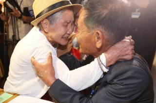 Giây phút hai mẹ con Hàn - Triều đoàn tụ sau 68 năm ly tán