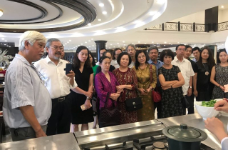 Chiếc nồi sứ chứa thông điệp về hạnh phúc