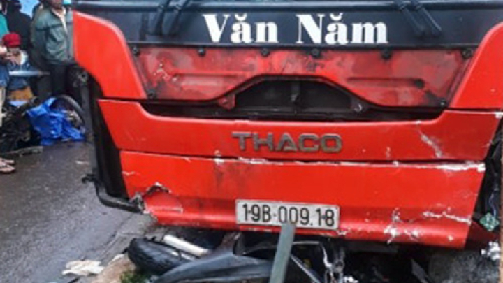 Ôtô giường nằm lao vào trước chợ ở Gia Lai, 4 người chết
