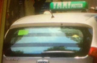 Tài xế taxi thu khách Tây 800.000 đồng cho chuyến xe 2 km