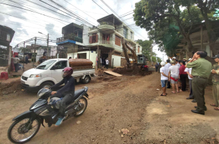 Trung tá công an ở Đắk Lắk bị xe ủi cán tử vong trước cửa nhà