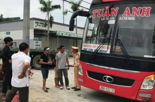 Xe khách 46 chỗ nhồi 87 người ở Hà Nội
